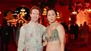 Mark Zuckerberg juga tampak menghadiri acara pre-wedding Anant Ambani bersama sang istri, Priscilla Chan. Mark tampil cerah dengan baju Lungi bernuansa beige dengan detail outer floral seperti vest, dipadu celana panjang serasi. [Foto: Instagram/asianweddingmag]