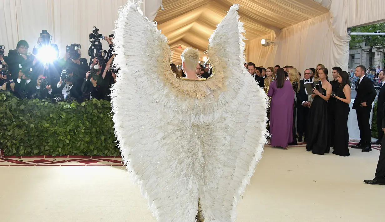 Penyanyi Katy Perry saat menghadiri Met Gala 2018 di Metropolitan Museum of Art, New York (7/5). Katy Perry tampil dengan mengenakan sayap saat menghadiri Met Gala 2018. (Photo by Evan Agostini/Invision/AP)