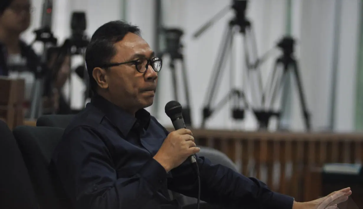 Ketua MPR, Zulkifli Hasan saat bersaksi untuk terdakwa Gulat Medali Emas Manurung di Pengadilan Tipikor, Jakarta, Senin (5/1/2015). (Liputan6.com/Miftahul Hayat)