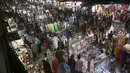 <p>Orang-orang mengunjungi pasar untuk berbelanja menjelang perayaan Idul Fitri, di Karachi, Pakistan, Jumat, 29 April 2022. Idul Fitri menandai berakhirnya bulan suci Ramadhan. (AP Photo/Fareed Khan)</p>