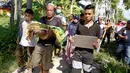 Warga memindahkan jasad dari kuburan di Desa Toto Selatan, Kabupaten Bone Bolango, Gorontalo, Sabtu (12/1). Pemindahan dilakukan akibat adanya perbedaan dalam keluarga terkait pemilihan calon legislatif (caleg). (Liputan6.com/Arfandi Ibrahim)