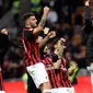 Para pemain AC Milan merayakan kemenangan usai bertanding melawan Sassuolo selama pertandingan lanjutan Liga Italia di stadion San Siro (2/3). Kemenangan ini mengantar Milan masuk tiga besar klasemen melangkahi Inter Milan. (AP Photo/Luca Bruno)