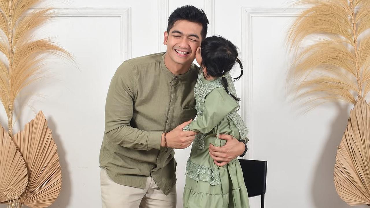 4 Potret Teuku Ryan dan Moana dengan Outfit Couple Ayah-Anak yang Bikin Gemas