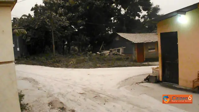 [VIDEO] Hujan Abu Kelud sampai di Surakarta