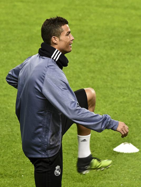 Cristiano Ronaldo melakukan pemanasan saat latihan jelang laga Liga Champions. Meskipun merupakan mantan klub namun dalam ketiga laga melawan Sporting Lisbon, Cristiano Ronaldo selalu berhasil mencetak gol. (AFP/Patricia De Melo Moreira)