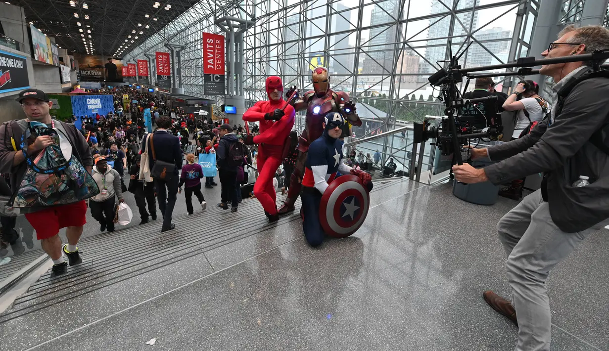 Cosplayer mengenakan kostum ala Daredevil, Iron Man, dan Captain America menghadiri New York Comic Con 2019 di Jacob K. Javits Convention Center, Kamis (3/10/2019). Comic Con menjadi salah satu gelaran acara yang dinanti para pecinta komik maupun film. (Dia Dipasupil/Getty Images for ReedPOP /AFP)