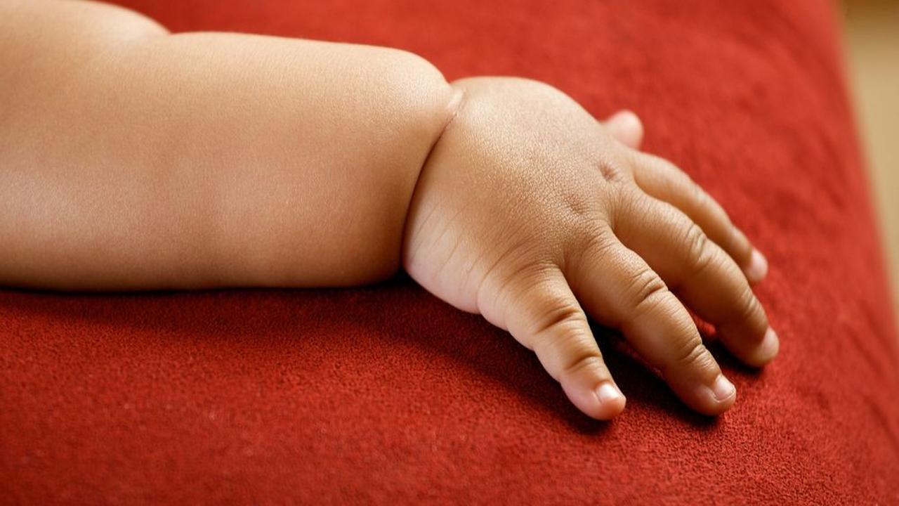 Sebelumnya, bayi malang itu ditemukan meninggal dunia di dalam ember yang berisi air, Senin (2/10) kemarin.<br>