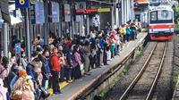 Kereta rel listrik (KRL) tiba di Stasiun Tanah Abang, Jakarta, Rabu (17/1/2023). Sementara itu, total volume pengguna pada weekend sebanyak 3.087.153 orang atau rata-rata sebanyak 617.431 orang. (Liputan6.com/Angga Yuniar)