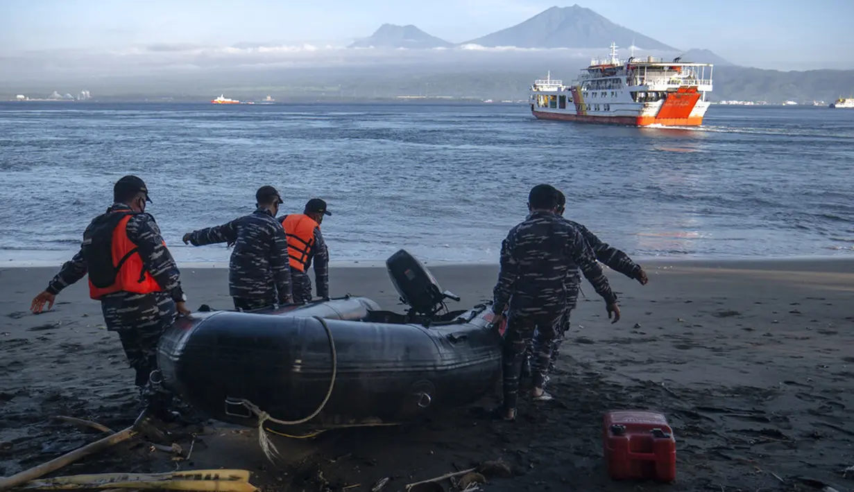 Personel TNI AL bersiap untuk operasi pencarian dan penyelamatan korban kapal penumpang KMP Yunicee yang tenggelam dekat Pelabuhan Gilimanuk, Bali, Rabu (30/6/2021). Hingga pagi tadi, telah terevakuasi selamat 39 orang, meninggal 7 orang, dan masih dalam pencarian 11 orang. (AP Photo/Fauzy Chaniago)