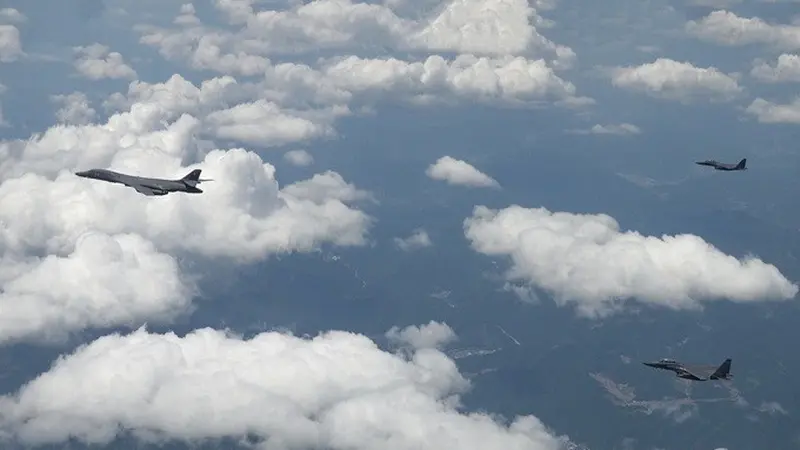 Foto yang disediakan oleh Kementerian Pertahanan Korea Selatan menunjukkan pengebom B-1B Angkatan Udara AS dan jet tempur Korea Selatan F-15K terbang di atas Semenanjung Korea.