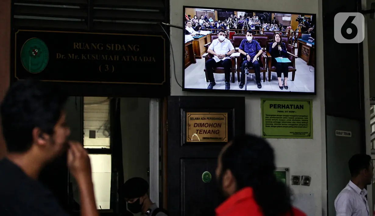 Layar televisi menampilkan sidang lanjutan kasus pembunuhan berencana terhadap Nofriansyah Yosua Hutabarat atau Brigadir J di Pengadilan Negeri Jakarta Selatan, Senin (21/11/2022). Dalam sidang tersebut Jaksa Penuntut Umum (JPU) Kejaksaan Negeri Jakarta Selatan menghadirkan 11 orang saksi, sembilan di antaranya merupakan anggota Polri dan dua sisanya karyawan swasta. (Liputan6.com/Johan Tallo)