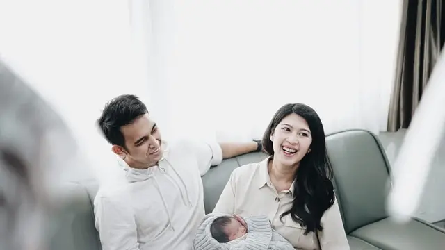 6 Potret Naga dan Istri Bersama Buah Hati yang Dinanti 8 Tahun, Buat Lagu Untuknya
