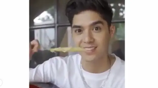 Al Ghazali Makan Telur Gulung