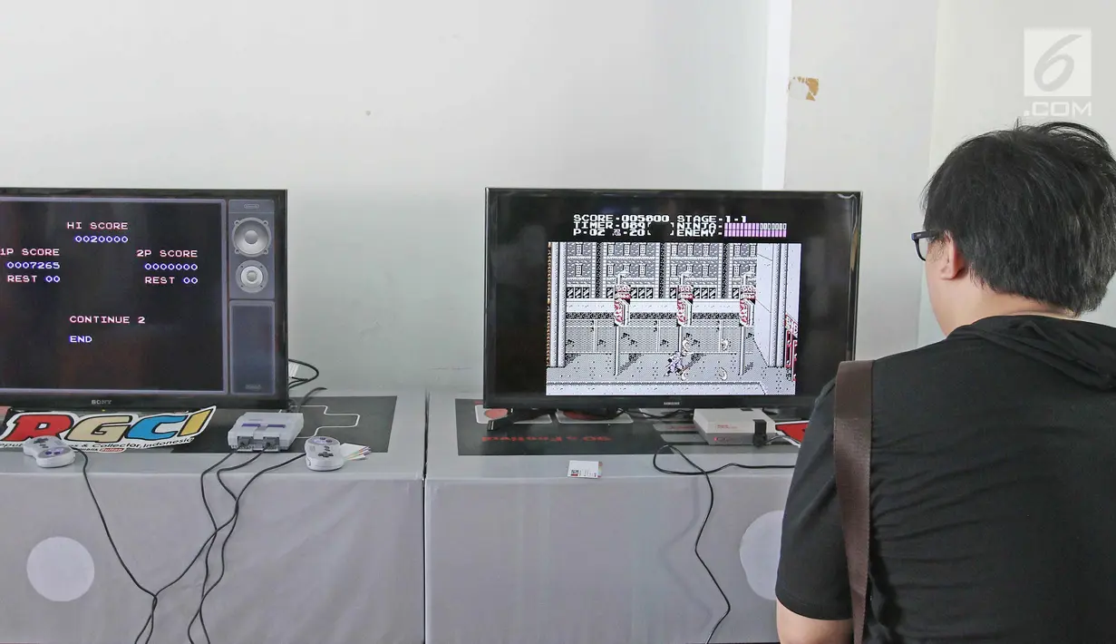 Pengunjung bermain Nitendo di acara bertajuk The 90s Festival, Jakarta, Sabtu (25/11). Dalam event tersebut terdapat berbagai jenis game, pernak-pernik, makanan, atribut, tokoh super hero, barang-barang generasi tahun 90an. (Liputan6.com/Herman Zakharia)