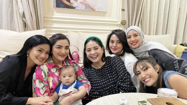 6 Potret Persahabatan Nagita Slavina dan Ayu Dewi, Diterpa Isu Perselingkuhan