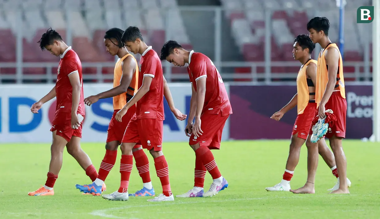 Pemain Timnas Indonesia U-20 tertunduk lesu setelah ditaklukkan Guatemala pada laga turnamen mini di Stadion Utama Gelora Bung Karno (SUGBK), Selasa (21/2/2023). Indonesia menyerah 0-1 dari Guatemala. (Bola.com/M Iqbal Ichsan)
