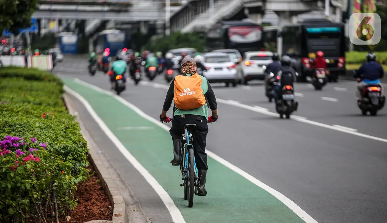 Pengendara sepeda melintas di jalan Sudirman, Jakarta, Jumat (19/6/2020). Direktorat Lalu Lintas Polda Metro Jaya mengingatkan pesepeda untuk berkendara di jalurnya. Pesepeda yang keluar dari jalurnya bisa dikenai denda tilang Rp 100 ribu. (Liputan6.com/Faizal Fanani)
