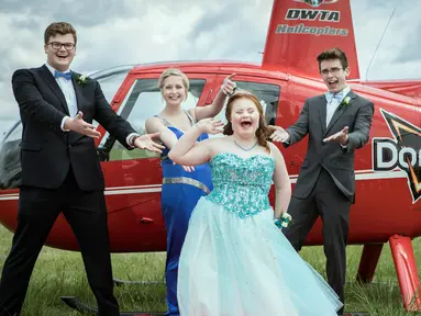 Dari kanan, Shaedon Wedel, Carlie Wittman, Taylor Stevenson dan Carson Wittman berpose sebelum menaiki helikopter dari snack Doritos untuk mengikuti promnite sekolah di Newton, Kansas (22/4). (Brett Deering/AP Images for Doritos)