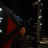 Dimas Anggara paling antusias menjalani syuting karena mamanya ikut ke London.  (Dok. Screenplay)