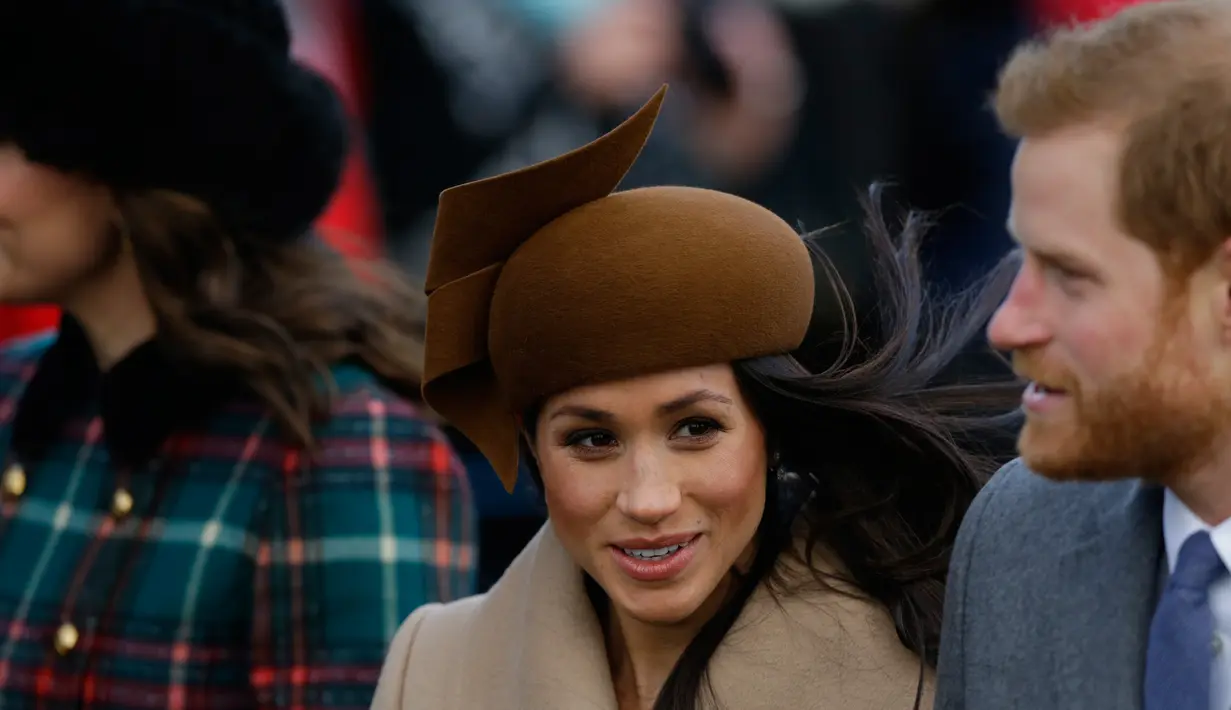 Pangeran Harry dan sang tunangan, Meghan Markle menghadiri tradisi pelayanan gereja di hari Natal Kerajaan Inggris di Gereja St. Mary Magdalene, Sandringham, Senin (25/12). Tahun ini, Markle menjadi anggota baru pada perayaan tersebut. (AP/Alastair Grant)
