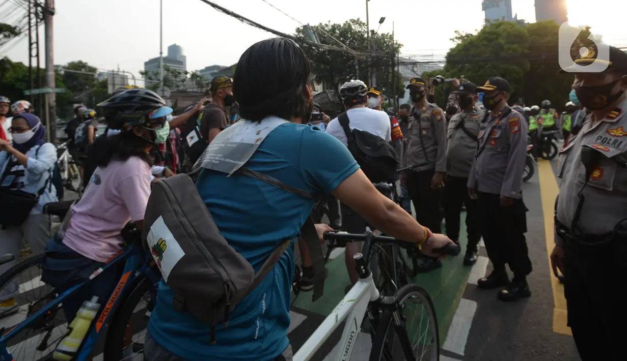 Polisi mengatur peserta aksi SaveMyanmar di kawasan Bundaran HI, Jakarta, Sabtu (24/4/2021). Aksi tersebut bentuk kecaman atas kudeta ilegal dan menuntut militer Myanmar segera mengakhiri kekerasan serta mengembalikan demokrasi sesuai keinginan rakyat Myanmar. (merdeka.com/Imam Buhori)