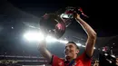 Pemain depan Benfica, Oscar Cardozo, mengangkat trofi saat merayakan gelar liga ke-33 bagi "the eagles" di Estadio Da Luz, Lisbon, Senin (21/4/2014) (AFP PHOTO/FRANCISCO LEONG)