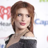 Ada yang berbeda saat Bella Throne menghadiri acara red carpet Jingle Ball di Los Angeles tanggal 1 Desember kemarin. Ya, bibir Bella terlihat seperti Kylie Jenner. (Rex/Shutterstock/HollywoodLife)