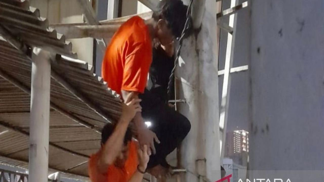 Polisi Metro Bekasi Kota Berhasil Cegah Aksi Bunuh Diri di JPO Mega Bekasi Hypermall