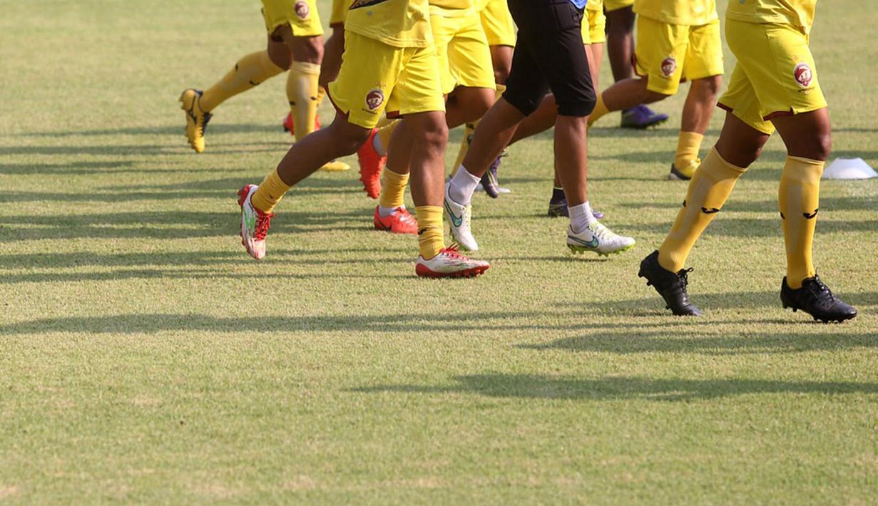 Bayangan pemain Sriwijaya FC saat berlatih di Stadion Utama Gelora Bung Karno, Senayan, Jakarta, Sabtu (17/10/2015) pagi WIB. (Bola.com/Nicklas Hanoatubun)