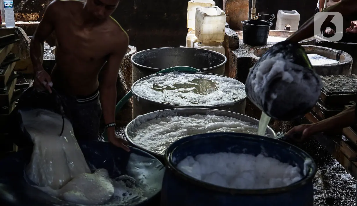 Pekerja menuangkan cairan kacang kedele pada proses pembuatan tahu di salah satu sentra produksi tahu di Jakarta, Selasa (25/5/2021). Pada pertengahan Mei 2021, harga kedelai dunia berada di kisaran Rp10.084/kg harga akhir, naik sekitar 11,2 persen dibanding April 2021. (Liputan6.com/Johan Tallo)