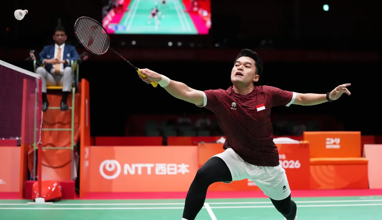 Pebulu tangkis ganda putra Indonesia Leo R. Carnando bertanding melawan ganda China Liu Yi dan He Ji Ting dalam final bulu tangkis beregu putra pada Asian Games di Ichinomiya City, Jepang, Kamis (24/9/2026). (AP Photo/Aaron Favila)