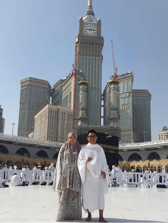 Sekedar informasi, Eko Patrio resmi menikah dengan Viona pada 12 Oktober 2001. Dari pernikahannya, pasangan ini telah dikaruniai tiga orang anak, yaitu Syawal Adrevi Putra Purnomo, Nayla Ayu, dan Cannavaro Adrevi Putra Purnomo. [Instagram/ekopatriosuper]