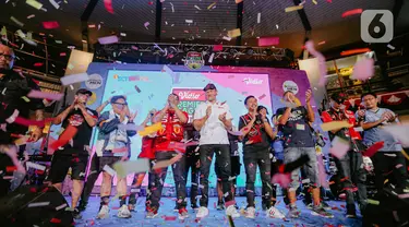 Kiper legendaris Manchester United, Peter Schmeichel, foto bersama fans saat menghadiri acara Vidio Premier League Festival di Cilandak Town Square, Jakarta, Sabtu (5/8/2023). (Liputan6.com/Faizal Fanani)