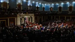 Ketua DPR AS Nancy Pelosi berhenti sejenak saat anggota parlemen berdiri dan bertepuk tangan untuknya ketika berbicara di Gedung DPR, Capitol, Washington, Amerika Serikat, 17 November 2022. Dikutip dari Channel News Asia, Jumat (18/11/2022), keputusan Nancy Pelosi untuk mundur dari pemimpin Partai Demokrat di DPR Amerika Serikat mengemuka setelah Partai Republik memenangkan mayoritas pemilihan. (AP Photo/Carolyn Kaster)