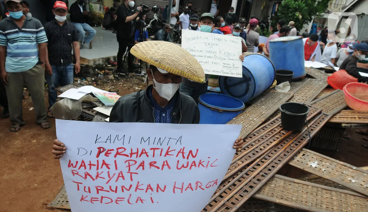 Perajin tempe melakukan aksi mogok produksi di Sentra Produksi Tempe Kelurahan Tugu, Cimanggis, Depok, Senin (21/02/2022).  Harga kedelai impor yang mencapai Rp1,1 juta/kwintal membuat ratusan perajin tahu-tempe di Jabodetabek menggelar mogok produksi tiga hari ke depan. (merdeka.com/Arie Basuki)