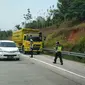Petugas Ditlantas Polda Jabar menjaring puluhan kendaraan yang melebihi batas kecepatan saat melintas di Tol Cipali. Foto (Liputan6.com / Panji Prayitno)