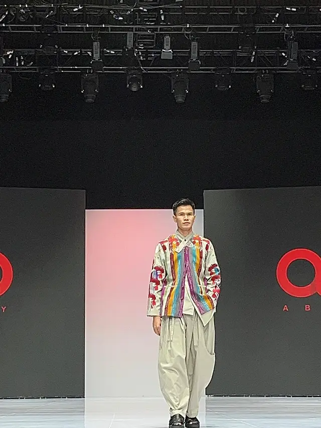Koleksi "JABAT" persembahan Abeey by Ariy Arka pada pembukaan Indonesia Fashion Week (IFW) 2026