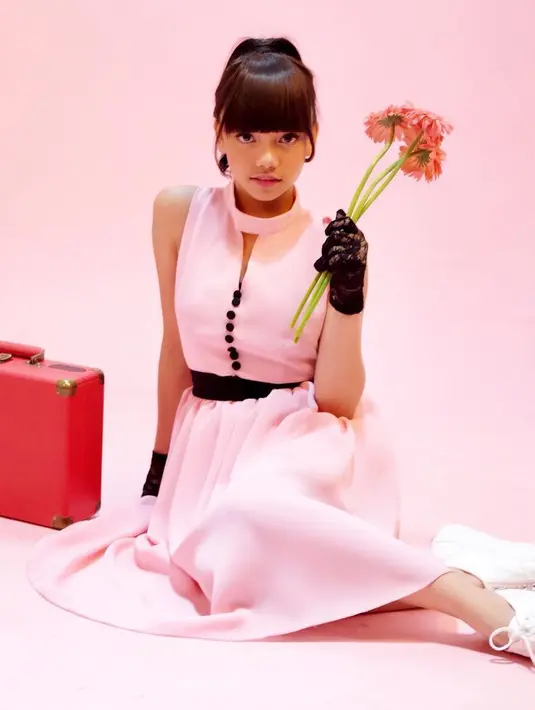 Dengan poni rata, Naura Ayu di potret ini membuatnya makin mirip dengan Lisa BLACKPINK. Mengenakan dress pink dan leather gloves berwarna hitam, rambut Naura Ayu ditata dengan gaya ponytail.