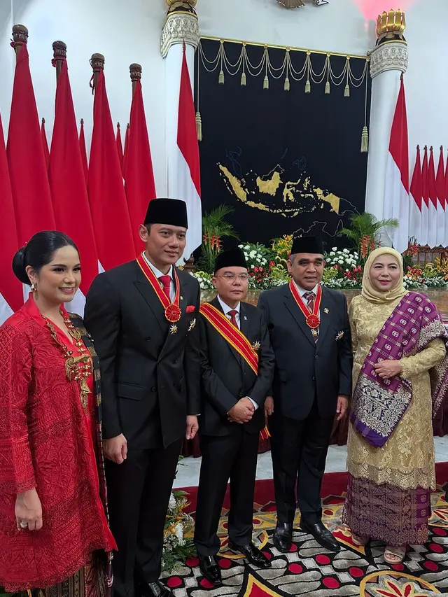 6 Gaya Annisa Pohan Kenakan Kebaya dan Ulos Pemberian Mendiang Ani Yudhoyono saat Dampingi AHY Terima Penghargaan di Istana Merdeka