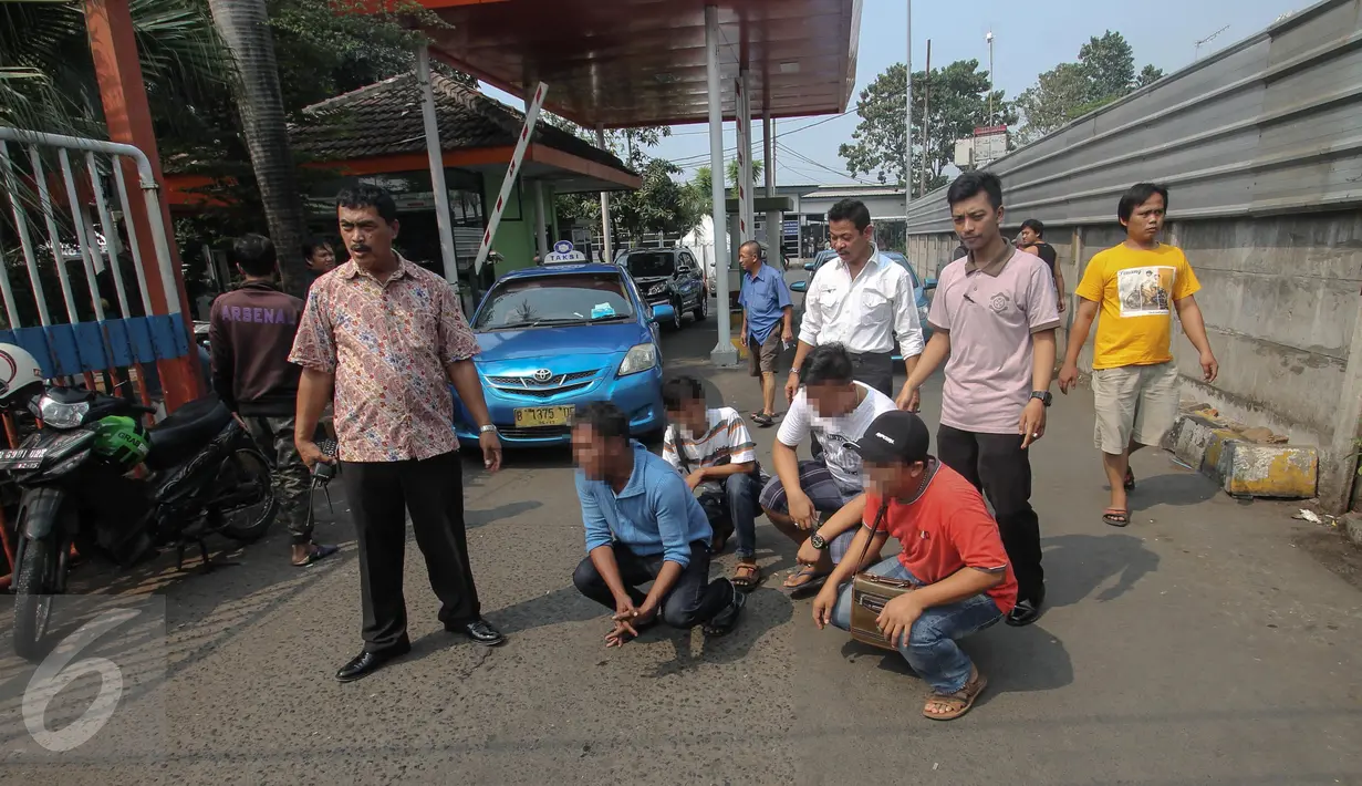 Sejumlah lelaki yang diduga calo diamankan petugas di Stasiun Senen, Jakarta, Senin (29/6/2015). Razia tersebut dilakukan untuk mengamankan stasiun dari para calo yang merugikan calon penumpang. (Liputan6.com/Faizal Fanani) 