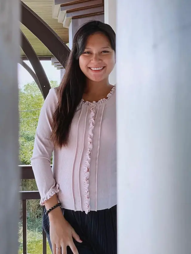 6 Gaya Sederhana Indah Permatasari Pamer Baby Bump di Usia Kehamilan 6 Bulan, Bumil Makin Glowing