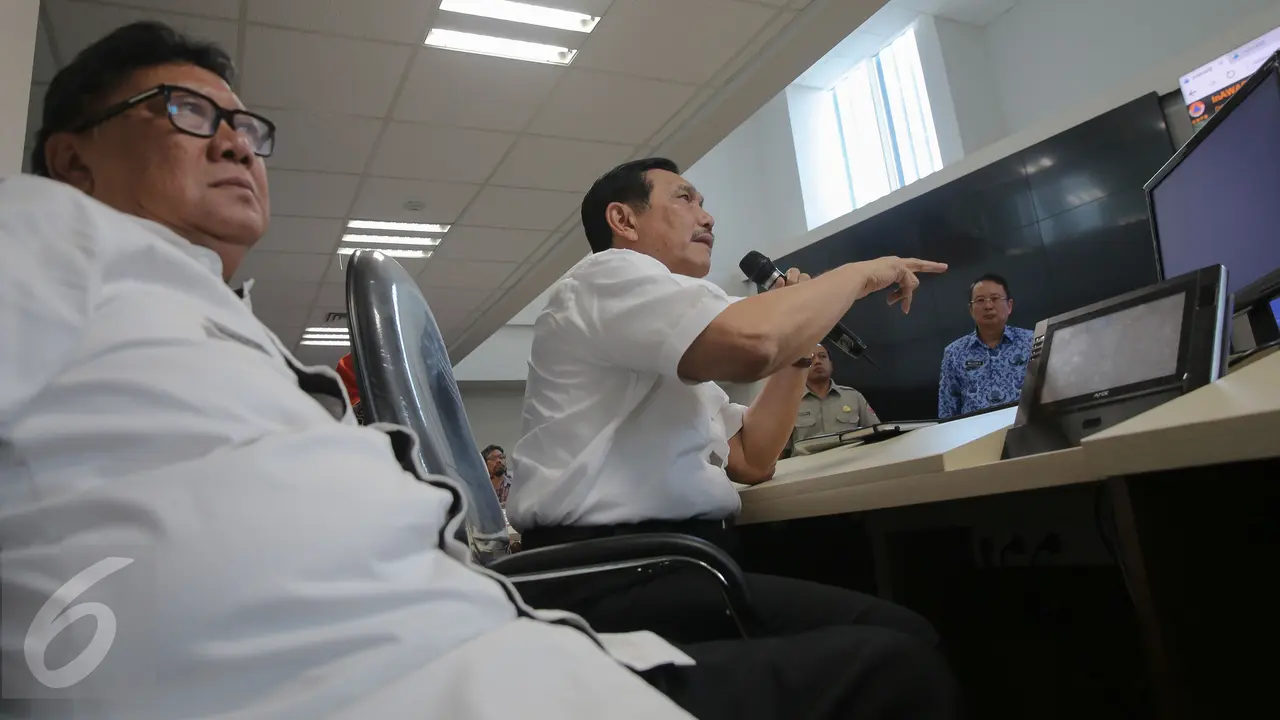 20151028-Atasi Bencana Asap, Menko Luhut Video Conference dengan Pejabat Riau dan Palembang-Jakarta