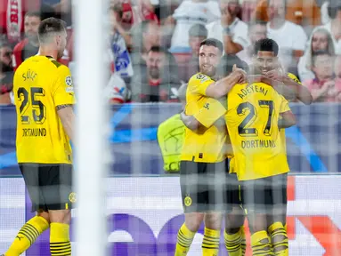 Pemain Borussia Dortmund Karim Adeyemi melakukan selebrasi usai mencetak gol ke gawang Sevilla pada pertandingan Grup G Liga Champions di Stadion Ramon Sanchez Pizjuan, Seville, Spanyol, 5 Oktober 2022. Borussia Dortmund menang 4-1. (AP Photo/Jose Breton)