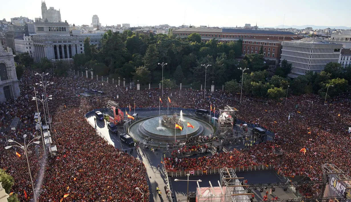 Jutaan orang itu menghadiri parade kemenangan timnas Spanyol yang berhasil menjuarai Euro 2024. (AP Photo/Andrea Comas)
