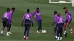 Penyerang Real Madrid, Karim Benzema (Tengah) dan rekan setimnya mengikuti sesi latihan di kompleks latihan Ciudad Real Madrid di Valdebebas, pinggiran kota Madrid, Rabu (1/3/2023). Real Madrid akan bertanding melawan Barcelona pada leg pertama semifinal Copa del Rey (Piala Raja) di di Stadion Santiago Bernabeu, Jumat 3 Maret 2023, pukul 03.00 WIB. (AFP/Pierre-Philippe Marcou)