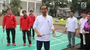 Presiden Joko Widodo (Jokowi) bersiap bermain bulu tangkis‎ ketika perayaan Hari Sumpah Pemuda di Istana Bogor, Sabtu (28/10). Dalam peringatan itu, Jokowi mengumpulkan pemuda dari seluruh Indonesia di Istana Bogor. (Liputan6.co/Angga Yuniar)