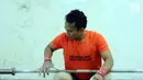 Lifter putra Triyatno saat latihan jelang tes prestasi pelatnas angkat besi Asian Games 2018 di Mako Lanmar Jakarta, Selasa (6/3). Tes prestasi ini untuk mengukur kemajuan atlet jelang Asian Games 2018. (Liputan6.com/Helmi Fithriansyah)