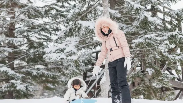 Potret seru Shandy Aulia main salju bareng Claire di Jepang. (credit: instagram.com/shandyaulia/missclaireherbowo)