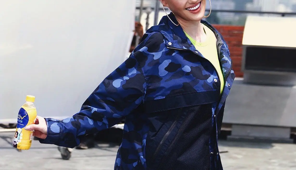 Agnez Mo di tahun 2022 akhir, tampak berbeda dan tetap menawan. Agnez Mo tampil dengan outfit oversized khas dirinya dan rambut ditata gaya Y2K. Foto: Instagram.