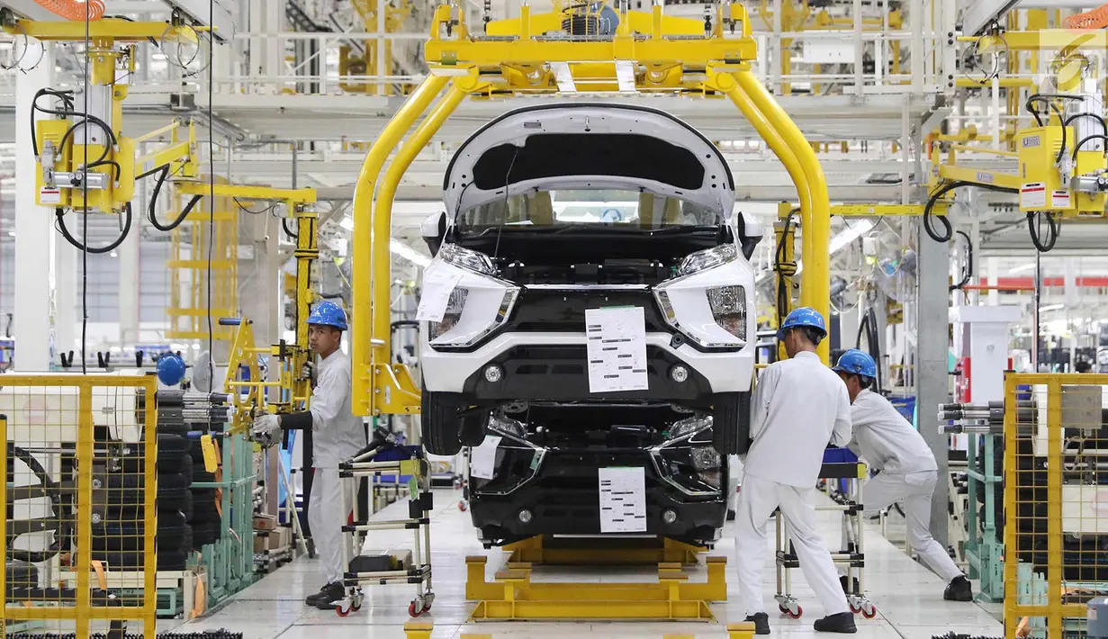 Pekerja menyelesaikan perakitan mobil Mistubishi Xpander di Cikarang, Jawa Barat, Selasa (3/10). Kendaraan model MPV ini dirancang seiring meningkatnya permintaan konsumen Indonesia terhadap kendaraan berkualitas tinggi. (Liputan6.com/Immanuel Antonius)